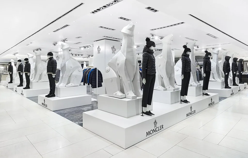 Moncler — installazioni per boutique luxury — 4